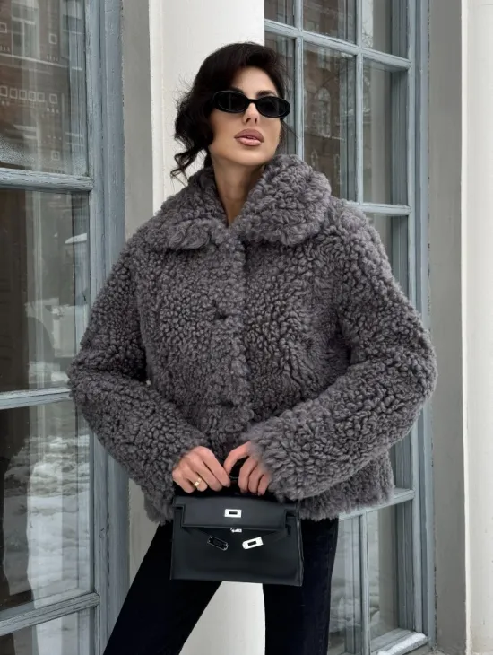 Короткая шубка из натуральной овчины с воротником апаш