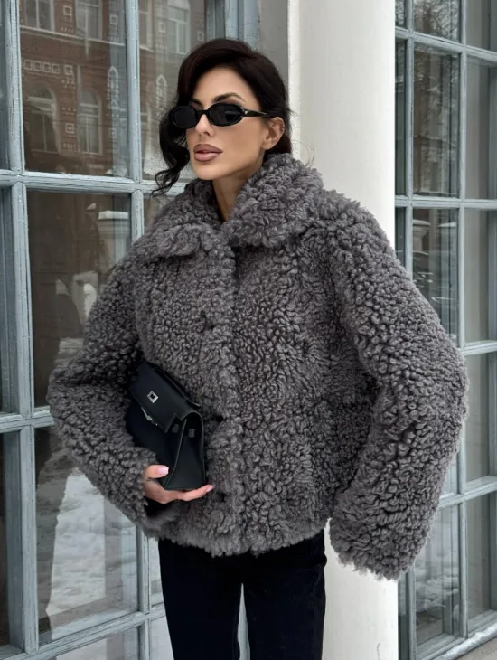 Короткая шубка из натуральной овчины с воротником апаш