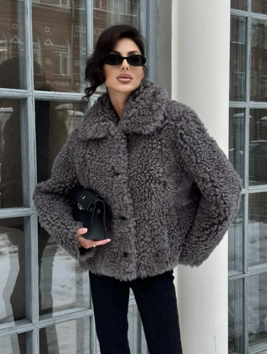 Короткая шубка из натуральной овчины с воротником апаш