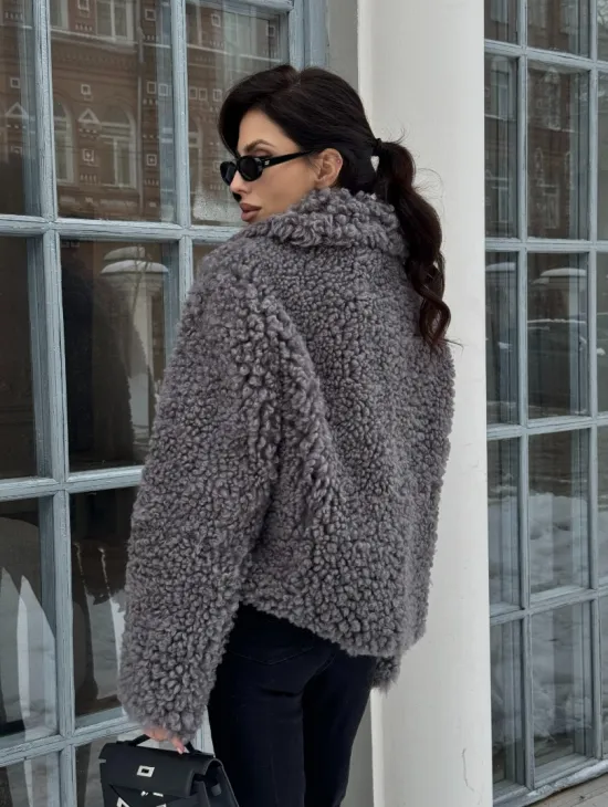 Короткая шубка из натуральной овчины с воротником апаш