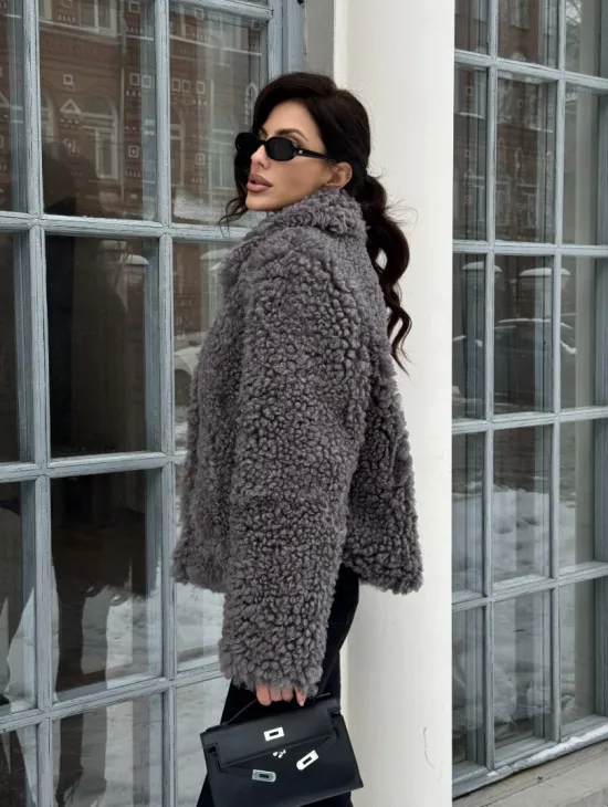 Короткая шубка из натуральной овчины с воротником апаш