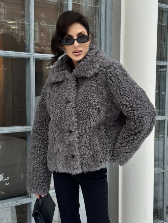 Короткая шубка из натуральной овчины с воротником апаш