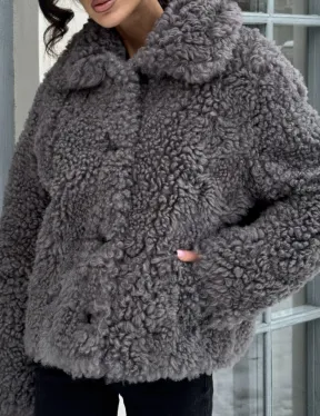 Короткая шубка из натуральной овчины с воротником апаш