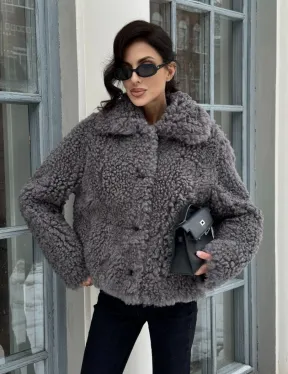 Короткая шубка из натуральной овчины с воротником апаш