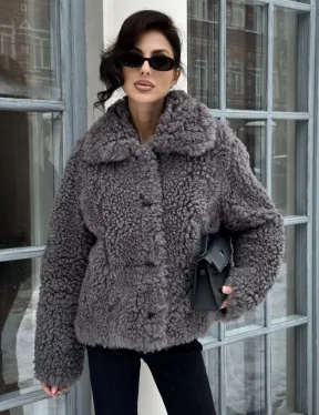 Короткая шубка из натуральной овчины с воротником апаш