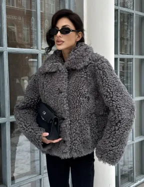 Короткая шубка из натуральной овчины с воротником апаш