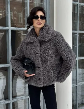 Короткая шубка из натуральной овчины с воротником апаш