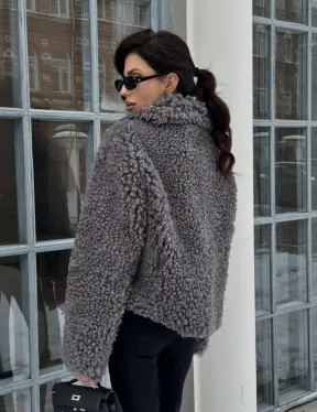 Короткая шубка из натуральной овчины с воротником апаш