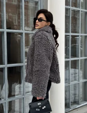 Короткая шубка из натуральной овчины с воротником апаш