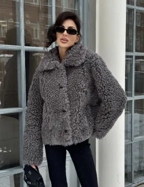 Короткая шубка из натуральной овчины с воротником апаш