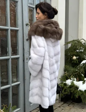 Белая прямая норковая шуба с капюшоном из меха куницы