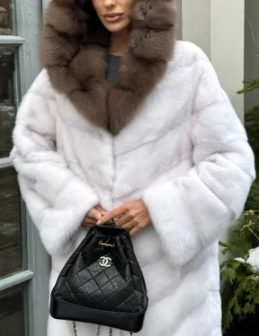 Белая прямая норковая шуба с капюшоном из меха куницы