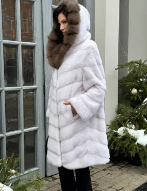 Белая прямая норковая шуба с капюшоном из меха куницы