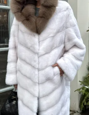 Белая прямая норковая шуба с капюшоном из меха куницы
