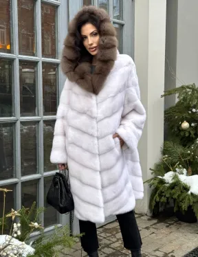 Белая прямая норковая шуба с капюшоном из меха куницы