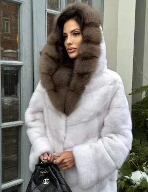 Белая прямая норковая шуба с капюшоном из меха куницы