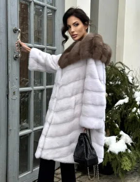 Белая прямая норковая шуба с капюшоном из меха куницы