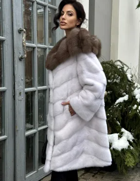 Белая прямая норковая шуба с капюшоном из меха куницы