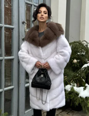 Белая прямая норковая шуба с капюшоном из меха куницы