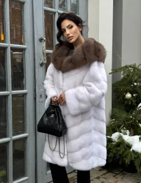 Белая прямая норковая шуба с капюшоном из меха куницы