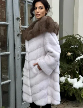 Белая прямая норковая шуба с капюшоном из меха куницы
