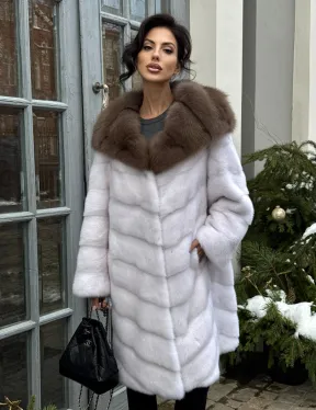 Белая прямая норковая шуба с капюшоном из меха куницы