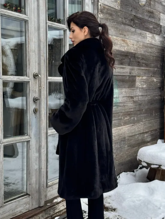 Шуба прямого кроя из норки Blackglama средней длины с меховым поясом