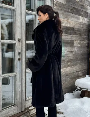 Шуба прямого кроя из норки Blackglama средней длины с меховым поясом