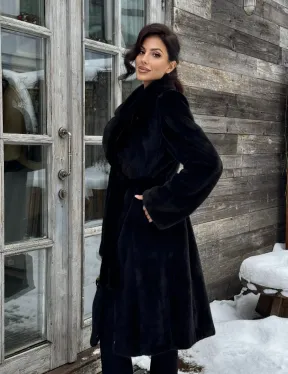 Шуба прямого кроя из норки Blackglama средней длины с меховым поясом