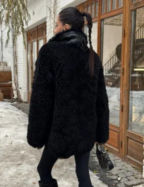 Черная дубленка средней длины из овчины тиградо 