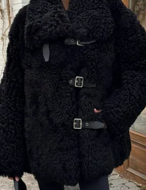 Черная дубленка средней длины из овчины тиградо 