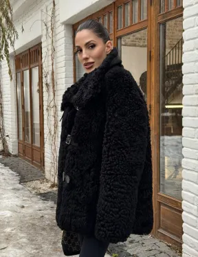 Черная дубленка средней длины из овчины тиградо 