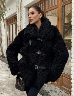 Черная дубленка средней длины из овчины тиградо 