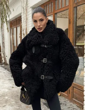 Черная дубленка средней длины из овчины тиградо 