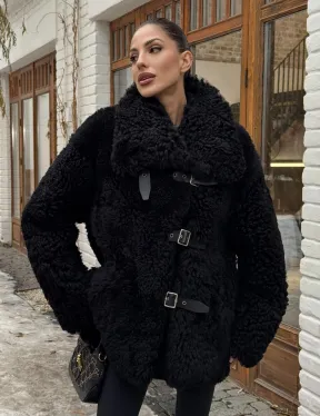 Черная дубленка средней длины из овчины тиградо 