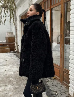 Черная дубленка средней длины из овчины тиградо 