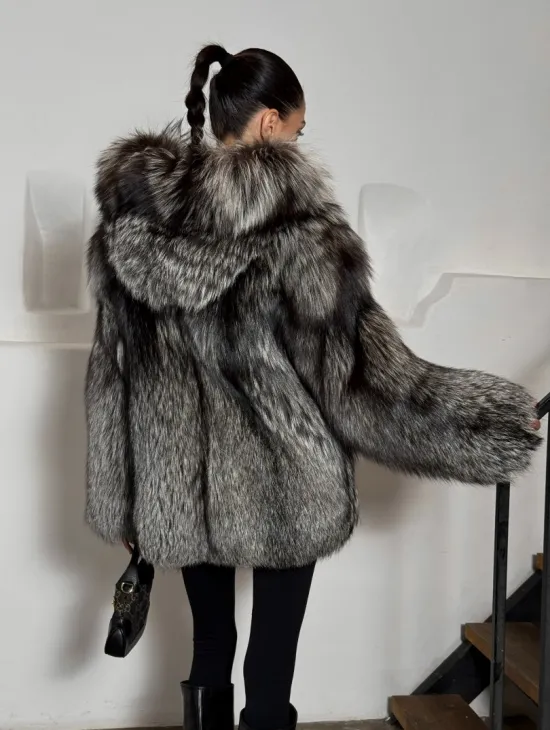 Полушубок из чернобурки с капюшоном цельные пластины