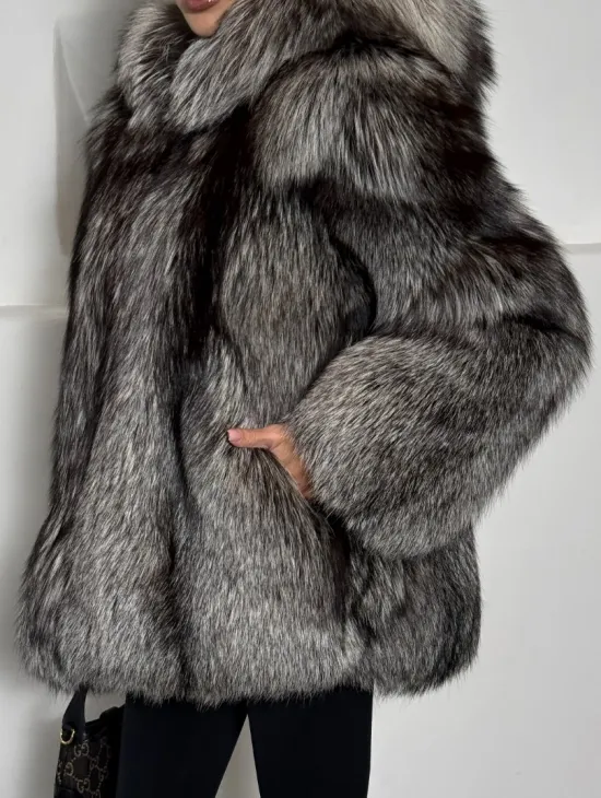 Полушубок из чернобурки с капюшоном цельные пластины