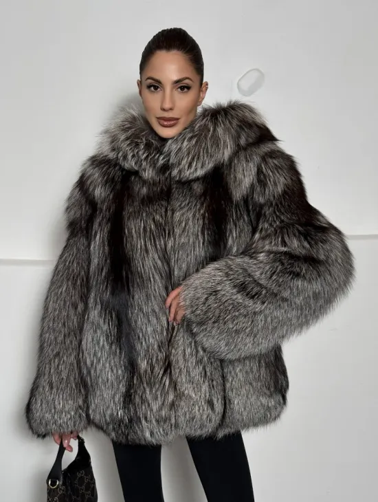 Полушубок из чернобурки с капюшоном цельные пластины