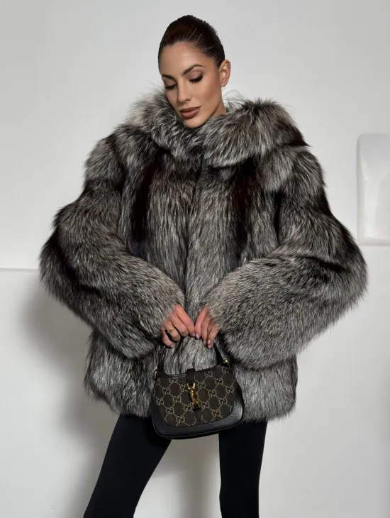 Полушубок из чернобурки с капюшоном цельные пластины