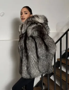 Полушубок из чернобурки с капюшоном цельные пластины