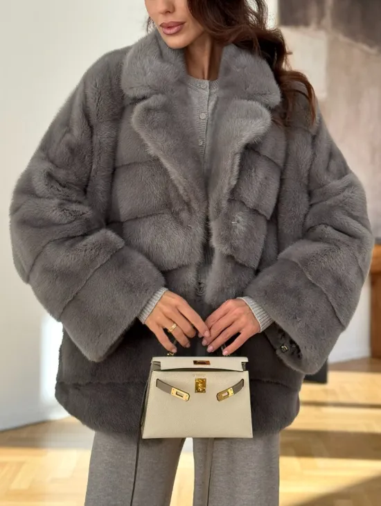 Короткая шуба с английским воротником в сером цвете