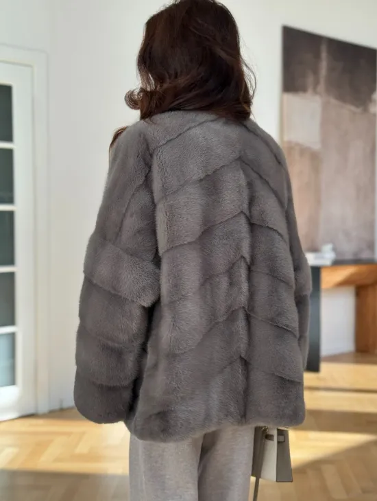 Короткая шуба с английским воротником в сером цвете