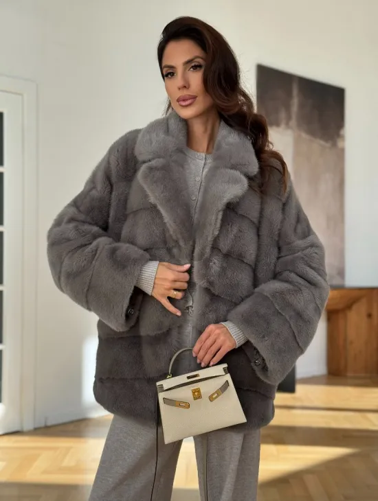 Короткая шуба с английским воротником в сером цвете