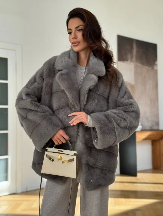 Короткая шуба с английским воротником в сером цвете