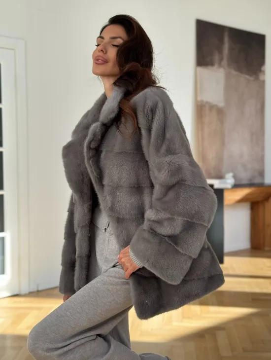 Короткая шуба с английским воротником в сером цвете