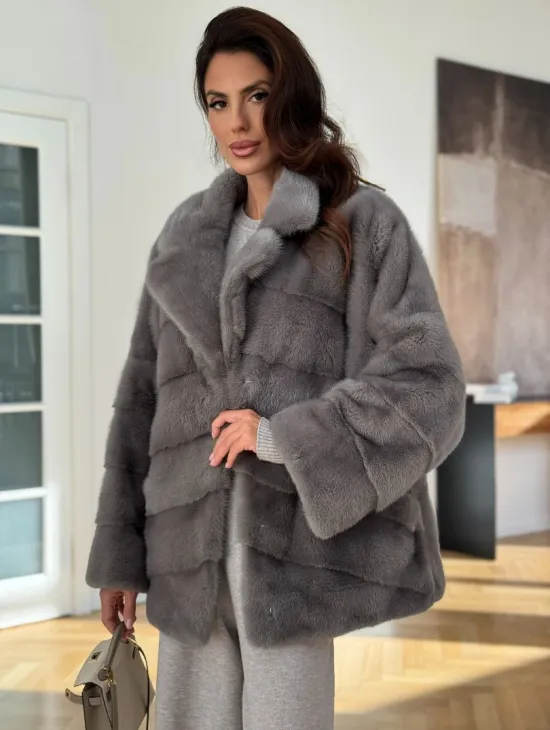 Короткая шуба с английским воротником в сером цвете