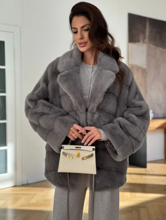 Короткая шуба с английским воротником в сером цвете