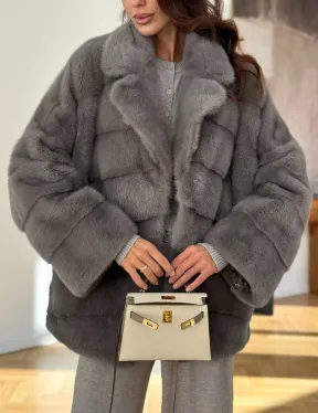 Короткая шуба с английским воротником в сером цвете