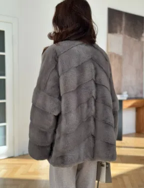 Короткая шуба с английским воротником в сером цвете